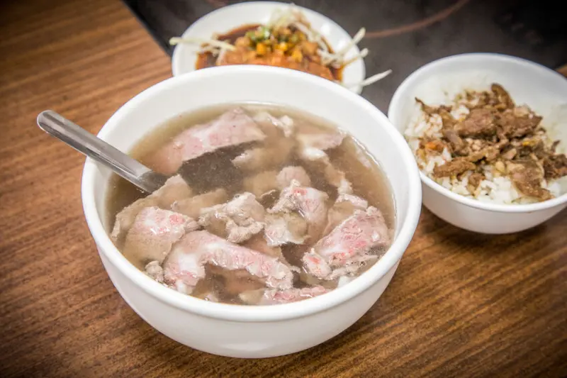 台南市安平區助仔牛肉湯｜這個肉量太爽啦！限量溫體雪花牛肉湯，傳承三代台南牛肉湯老店