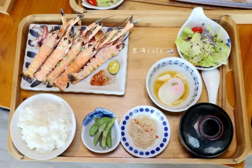 新鮮現流海鮮日式定食這裡吃,親子友善餐廳.還有可愛雙層巴士可以拍照.宜蘭礁溪餐廳推薦♥里海cafe♥