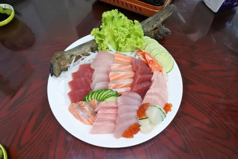 花蓮美食|欣欣麵館不是麵館，必點龍蝦鍋、豪華生魚片拼盤、焗烤扇貝、綜合貝類拼盤，滿滿海鮮就是要撐爆你的胃!