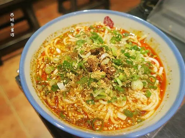 蘭芳麵食館｜鄰近南京復興捷運站，遼寧街最必吃，眾多名人的心頭愛！不吃辣的我也深深愛上那花椒辣油，還有不可錯過的懷舊滷味！