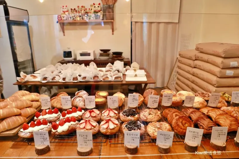 台南市安南區台南超人氣美食推薦小鹿家麵包店｜必吃草莓可頌、檸檬可頌都意外好吃！營業前請先來排隊～