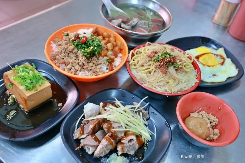 台中市北屯區台中北屯昌平炒麵｜炒麵好吃不膩口.鴛鴦麵挺不賴！肥瘦各半滷肉飯搭自家辣醬味道一絕～