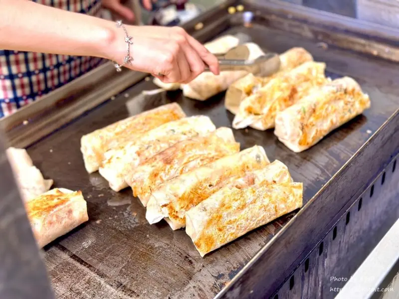 台中市東區旱溪夜市美食-超人氣古早味酥皮春捲，禮拜二才有