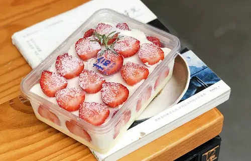拾年咖啡║草莓控看過來！！新品草莓盒子悄悄上市，就是要給你滿滿草莓，不想撲空記得先詢問！！