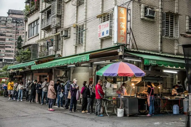 新北市中和區有一家煎包｜廟口小吃都不會讓人失望！有一家煎包一開攤就排到不行