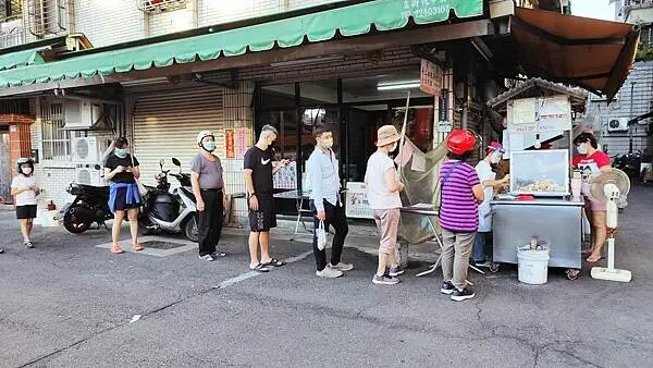１顆１２元！排隊人潮幾乎沒有停過！一大袋一大袋的買！位於死巷裡的超人氣無名路邊攤，只有賣１樣餐點，就