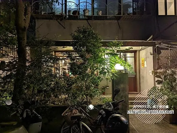 台北市大安區台北大安-[未央咖啡店] 敦南商圈近科技大樓捷運站，美味水餃與貓飯佐咖啡甜點，營業至凌晨一點夜貓子推薦，愈夜愈美麗的寧靜深夜咖啡廳