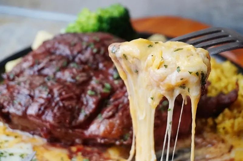 不只大份量，飲料還讓你免費續杯，適合團體聚餐的西門町餐廳!!