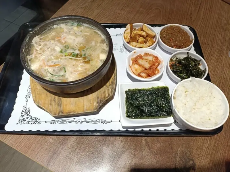 新北市板橋區板橋美食|釜山順豆腐板橋店。套餐享有4樣韓式小菜、1海苔、1白飯、飲料暢飲!內用不加收10%服務費
