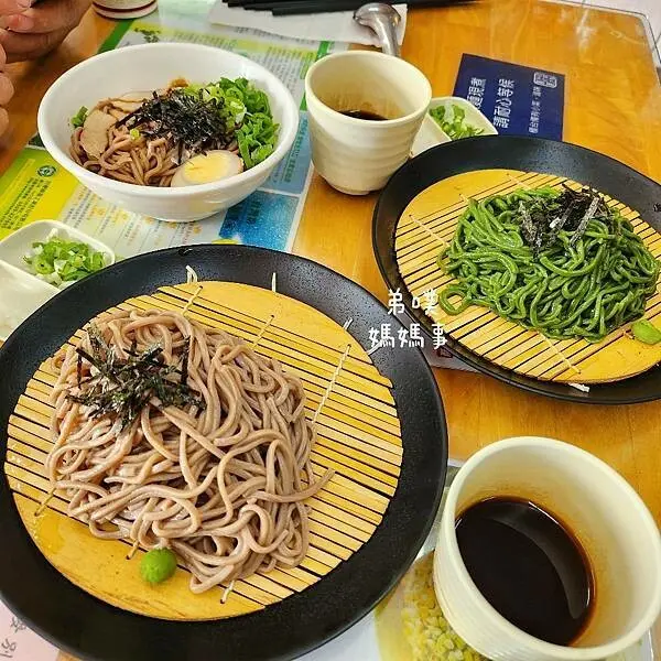 【高雄‧旗山】益銘號│旗山必吃的職人手打麵、蕎麥麵，多樣小菜、滷味，免費清湯，店內滿滿復古擺飾，放著老