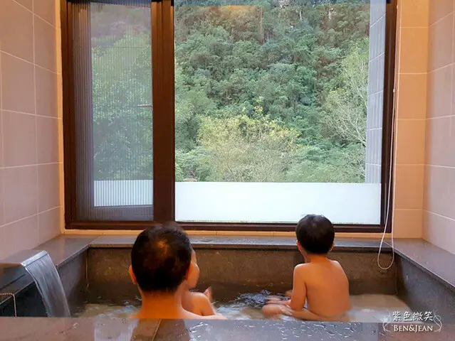 美慶湯屋》礁溪溫泉平價湯屋，雙人湯屋50分鐘400元，還能欣賞戶外風景