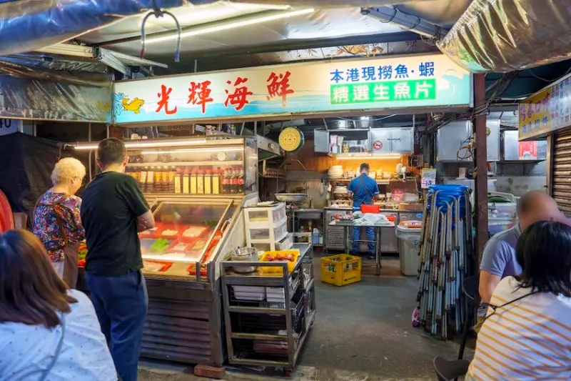 宜蘭縣蘇澳鎮宜蘭美食 光輝海鮮料理｜南方澳隱藏版海鮮料理 只開晚上還是人氣爆棚!!!