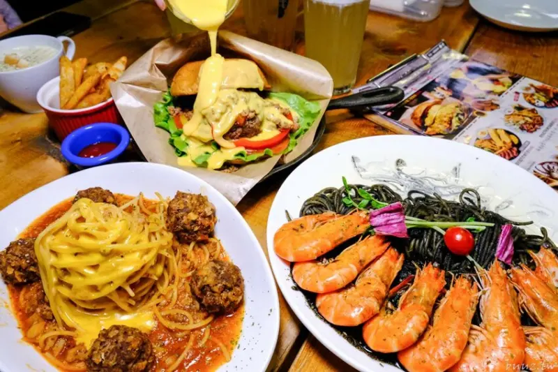 起司瀑布澆淋牛肉堡，工業風早午餐禾間糧倉新菜好誘人，大理石墨醬鮮甜海味！
