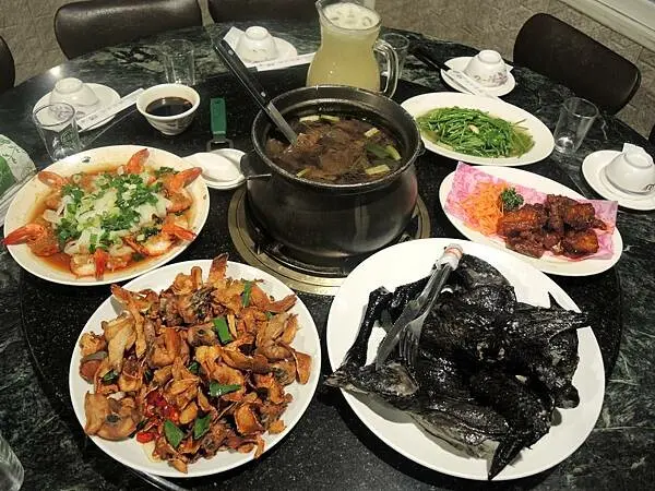 綠野山莊土雞城-高雄觀音山特色餐廳，逛完義大飽餐一頓後，忘不了道地又純樸的家鄉口感，千百次的回眸只為了再一次品嚐的悸動