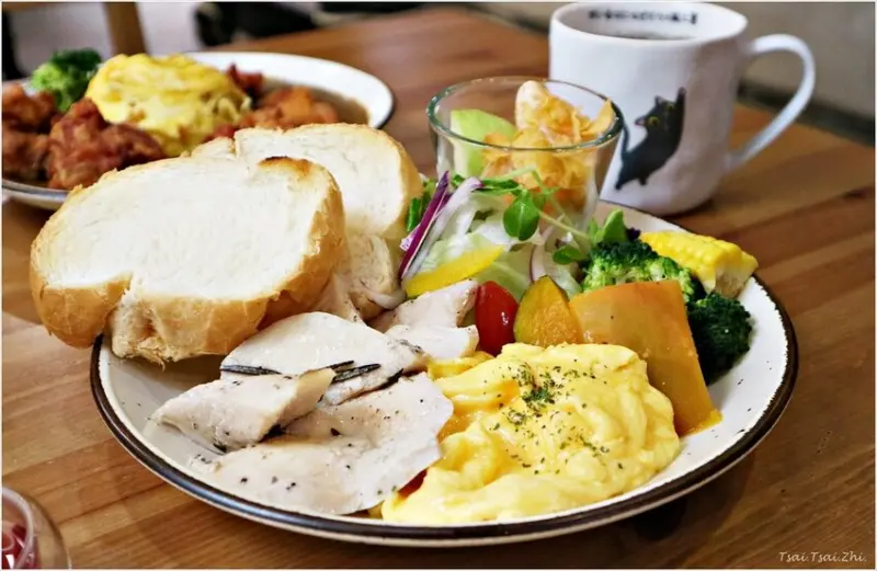 [新北三重]翻轉Flip(近捷運菜寮站)|炸雞蛋包咖哩、舒肥雞早午餐、彩虹千層蛋糕及草莓巴斯克