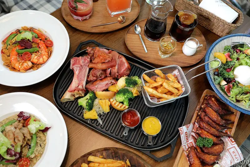 台中市南屯區美翻天！滿滿綠意環繞 森林系唯美玻璃屋城市秘境｜The Cafe By 想台中（台中南屯約會餐廳推薦）