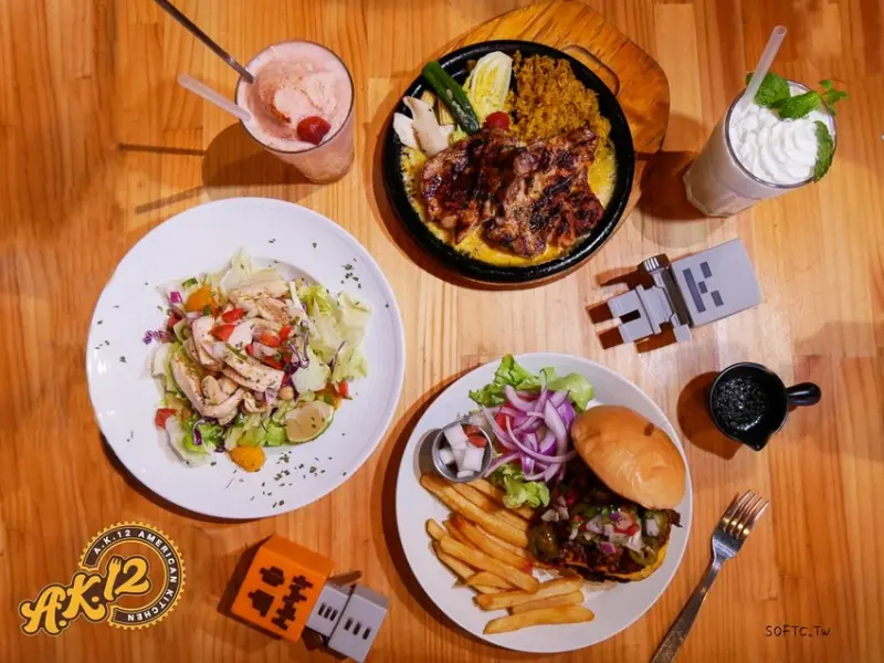西門町美食推薦》A. K. 12美式小館●西門町鬧區高評價美式餐廳! 漢堡奶昔通通有 帶狗狗一起來寵物友善餐廳 - 軟西，遊記