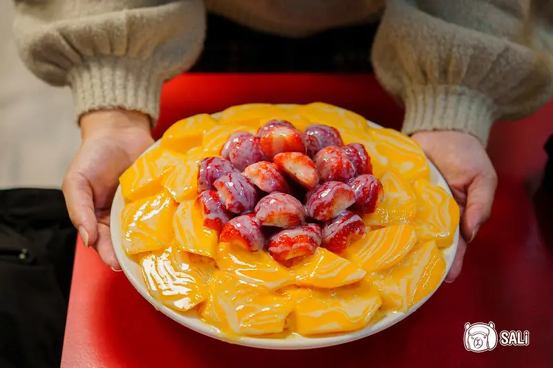 東海何媽媽冰店｜台中超人氣水果冰，期間限定巨無霸芒果草莓牛奶冰搶先上市！近50年老店，東海夜市美食