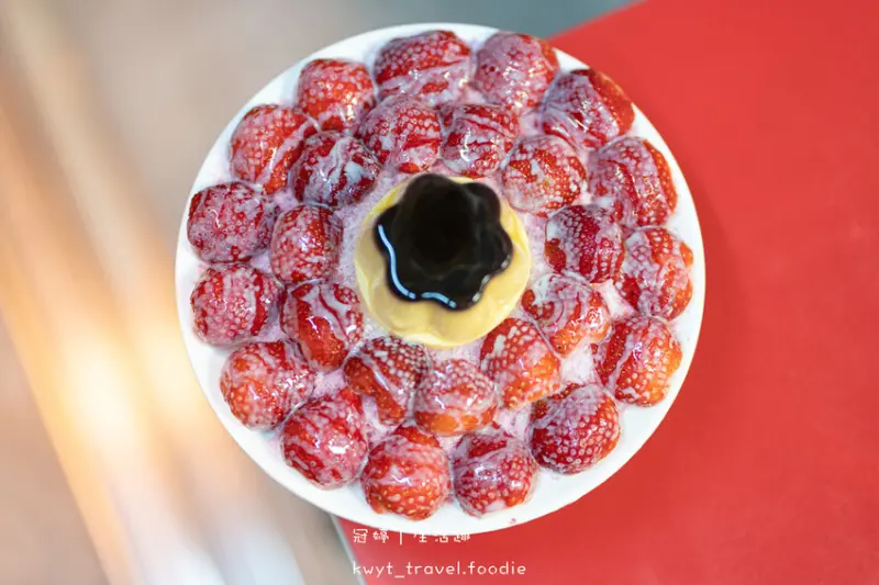 【東海何媽媽冰店】巨霸爆汁草莓排滿！東海商圈美食小吃推薦，台中必訪人氣草莓冰店│菜單