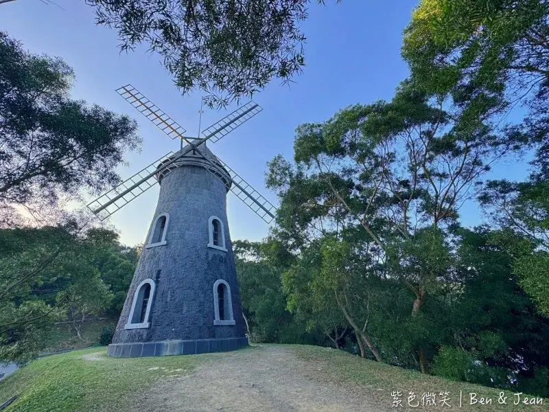 宜蘭縣頭城鎮金車伯朗咖啡城堡一館二館》頭城伯朗咖啡館，望烏石港龜山島.喝咖啡，城堡荷蘭風車超好拍