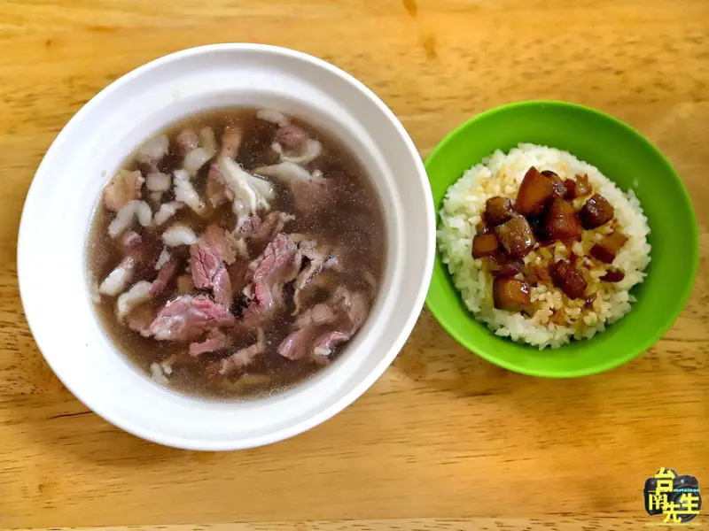 台南牛肉湯／限量五花肉晚來吃不到／當天現宰新鮮溫體牛肉／獨家秘方熬煮湯頭／自製辣醬強力椒／點湯免費附肉燥飯／台南人的早餐飄香20多年