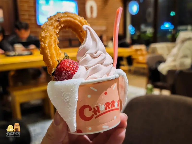 台北必吃甜點churros吉那圈咖啡，現做酥脆吉拿棒好吃，期間限定草莓冰超香