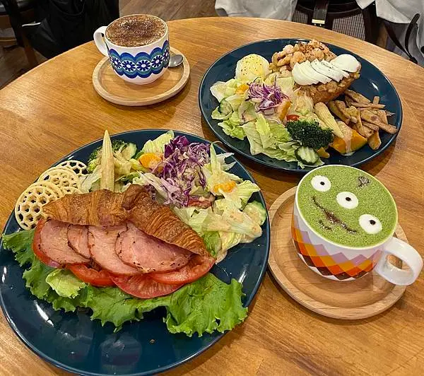 桃園食記｜桃園美食｜桃園學生回憶早午餐咖啡廳  Wooly Cafe 好看好拍的三眼怪