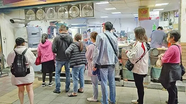 排隊人潮幾乎沒有停過！完完全全不輸給名店的爆強實力！當天現桿現包現烤的迷人滋味，皮薄酥脆內餡又鮮美可