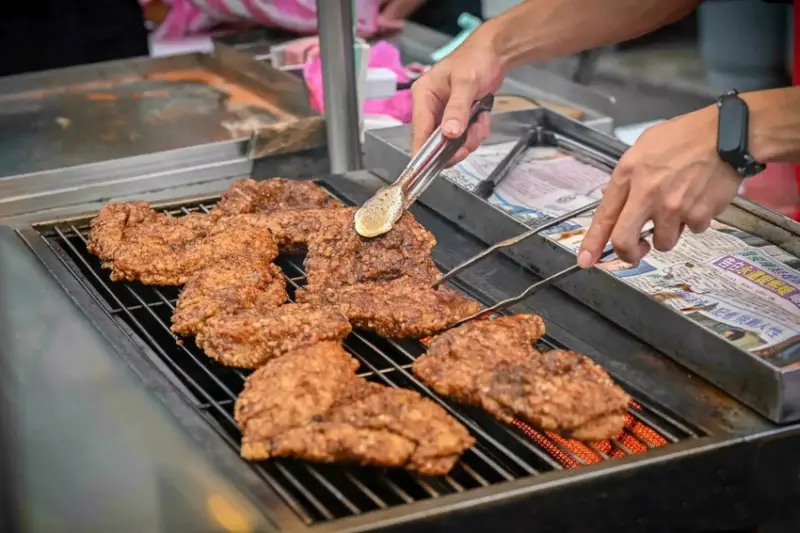 台北市士林區家鄉碳烤雞排士林店｜從天亮排到天黑！一片100元的雞排有什麼魅力？