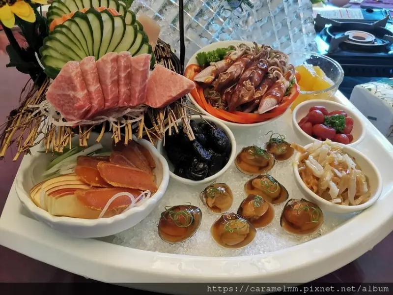 【花蓮秀林】洄瀾灣景觀餐廳 無菜單料理 精緻海鮮 創意料理 小橋流水 湖畔 落雨松 花蓮無菜單料理 花蓮景觀餐廳 花蓮合菜餐廳