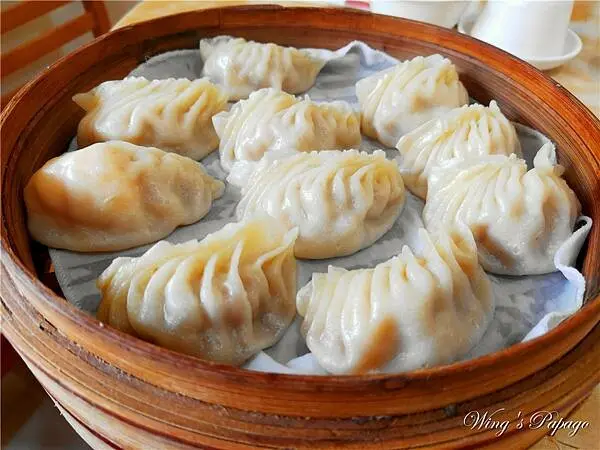 ▲中正紀念堂美食推薦：黃龍莊，小籠蝦餃一份10顆包入整隻鮮蝦 /Wing Tsay 提供、WalkerLand窩客島整理