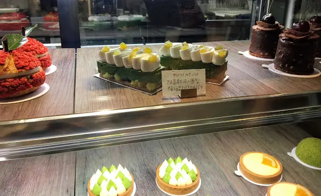 想吃抹茶甜點找它都不會失望～《木白咖啡甜點》苔玉～抹茶牛奶糖慕斯
