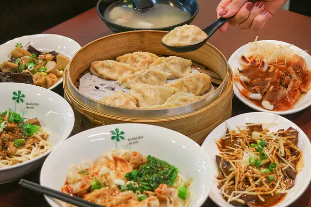 【台中美食】一顆顆飽滿湯汁的蒸餃，拌麵Q彈好嚼勁！平價美味小吃｜蒸餃子