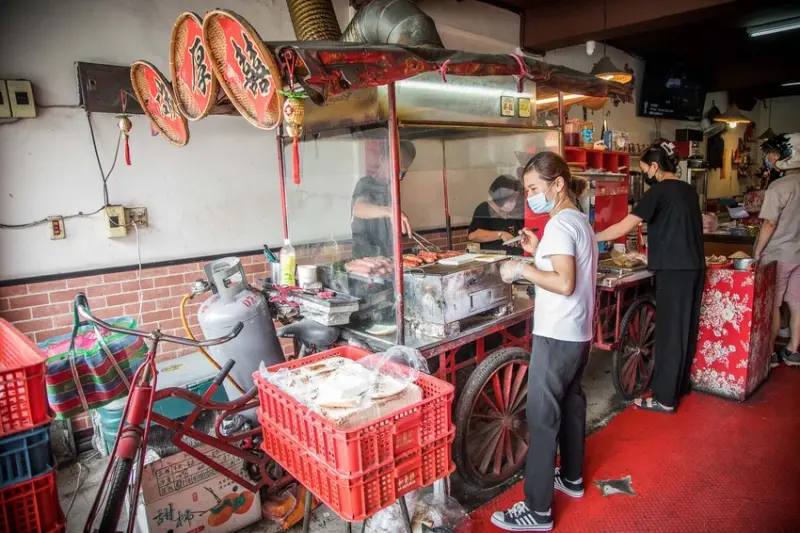 新北市樹林區碳厚囍大腸包小腸炭烤吐司｜早上就開賣的大腸包小腸，三輪車炭烤大腸包小腸炭烤吐司