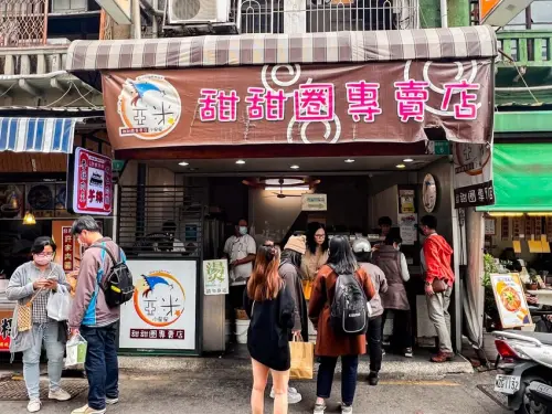 台南市中西區亞米甜甜圈專賣店｜一出鍋就秒殺脆皮甜甜圈，不油不膩還超級脆