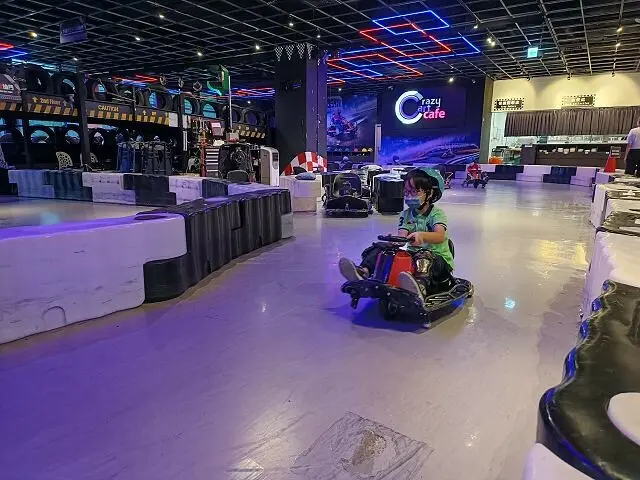 台北市內湖區Crazy Cart Cafe 甩尾卡丁車主題餐廳 | 台北南港親子景點．室內賽道不用怕日曬雨淋．大小朋友都能盡享飆速