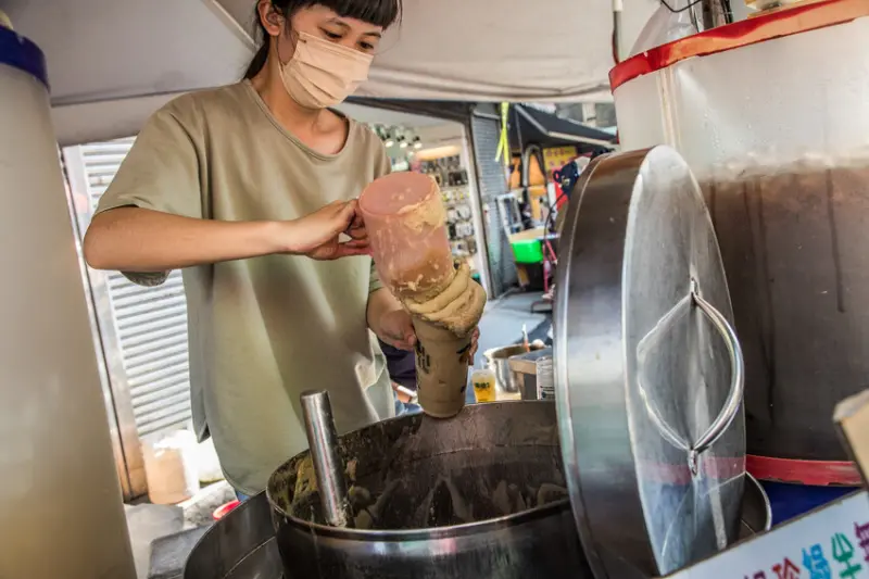 台中市大甲區一路發綠豆沙｜用漱口杯裝綠豆沙才道地，40年老牌排隊綠豆沙