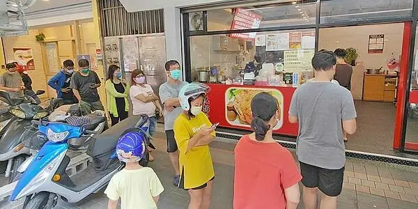 【板橋美食】秦記排骨｜還沒有用餐時間就大排長龍的爆人氣排骨飯