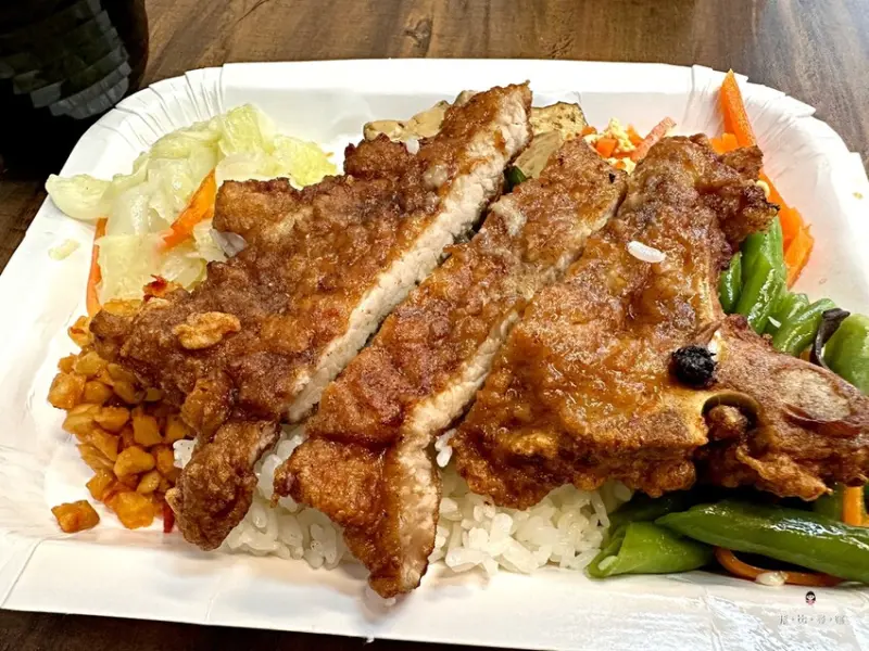 秦記排骨 採用當日溫體豬肉 大推特製排骨飯 鹹香厚實肉感十足！