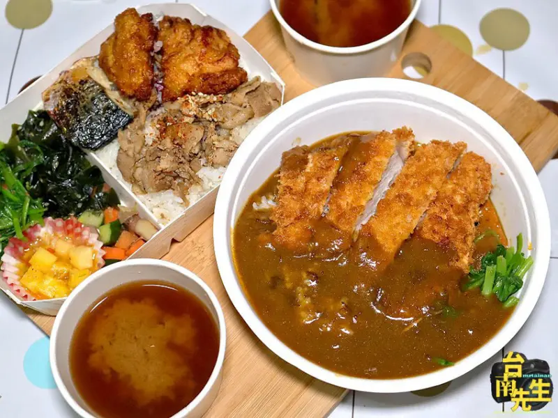 台南日式咖哩／當天採買備料新鮮現做／每日限量供應賣完提早收／不定期推出隱藏版菜色／平日限定三主菜便當只要100元／日式和風料理x創意西式手法