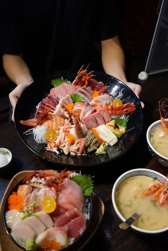 丼賞和食焼き物vs刺身丼丼專門店 - 超浮誇比臉大橫綱生魚片丼飯！高CP值上班族聚餐必吃餐廳！台北中山區美食推薦