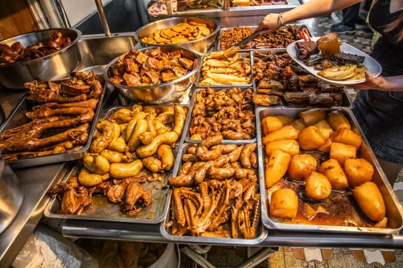 嘉義市西區老張麵店｜超壯觀！大量噴香滷味一字排開，大份量聞名老麵店