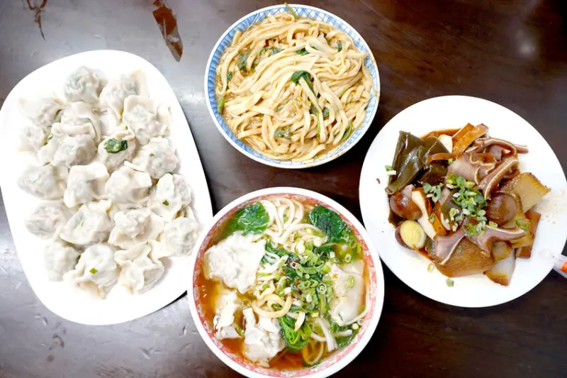 嘉義市西區老張麵店》超級大份量平價麵食滷味選擇超多，巷弄內隱藏版平民美食，附設停車場