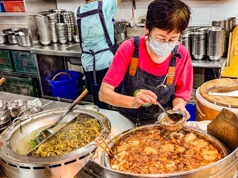 黃家酸菜滷肉飯｜祖傳三代！每天都大排長龍的人氣酸菜滷肉飯