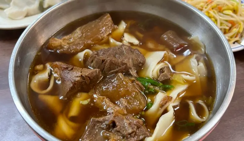 台北市萬華區美食，西門町老山東牛肉麵，自製麵條，樸實老台北味道。