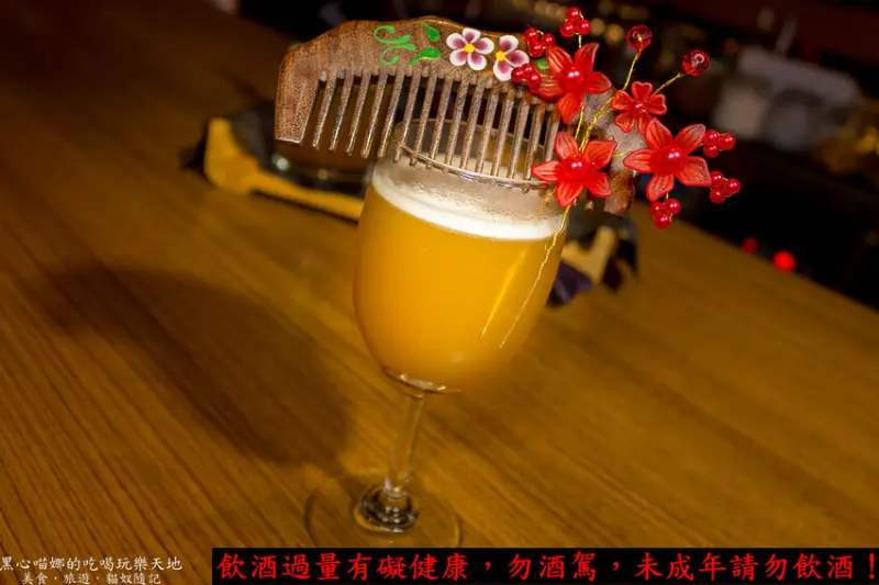 高雄苓雅︱LaFaceBar　在酒吧唱卡拉OK也太嗨！每週二、四的KTV之夜，快來這兒展現你的天籟好歌喉！