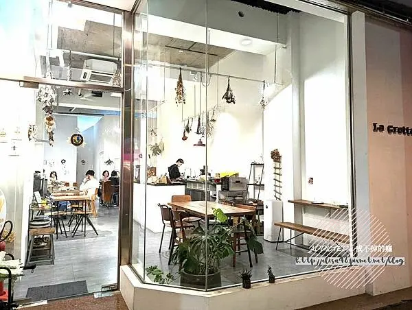 台北中正-[La Grotta] 西門站與小南門站10分鐘路程，多種精緻手作義式甜點，乾燥花草圍繞白色系簡約空間，繁忙都市中令人靜下心的秘密基地小山洞