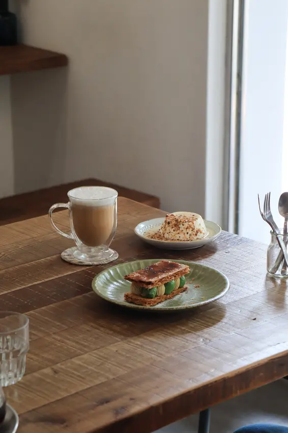 西門商圈質感文青咖啡廳 中正區美食 杏仁牛奶凍 抹茶千層派