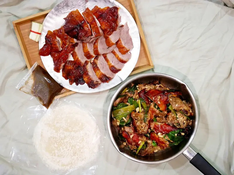 新北三重烤鴨，鴨皮爽脆而肉嫩，搭配甜麵醬超夠味，炒鴨架入味好下酒-慶記脆皮烤鴨