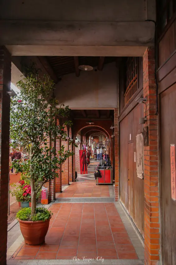 【新北景點】三峽老街一日遊，穿梭時光紅磚瓦廊！交通/停車場/美食/附近景點。